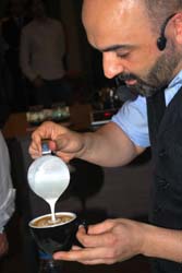 Javier preparando una taza de café